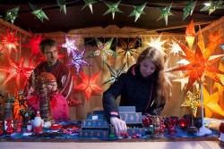 Der „Weihnachtsmarkt der Wünsche“ bietet ein buntes Programm für alle Besucher (Foto: Stiftung Leuchtenburg)
