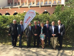 VPR-Jahreshauptversammlung in Toulouse: VPR-Präsidium mit Präsidentin Tina Behringer (Mitte), Geschäftsführer Florian Gärtner (2. li.) und Veranstalter Joachim Schweda (li.) (Foto:Bus Blickpunkt)