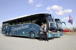 Busübergabe: Betriebsleiter Martin Schörnig (rechts) übernimmt in Neu-Ulm von Vertriebsmitarbeiter Hermann Fröhlich zwei neue Busse der Setra Comfort-Class (Foto: Daimler Buses)