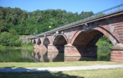 Marktheidenfeld: Main-Brücke nach Schiffskollision weiter gesperrt