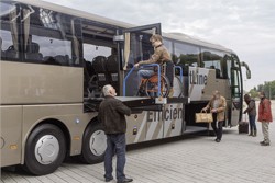 Mit der Barrierefreiheit in Reisebussen ist das so eine Sache – wo nichts mehr hilft, hilft ein Lift, wie hier bei diesem MAN-Bus