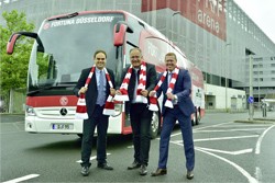 Rüdiger Kappel, Leiter Vertrieb Mercedes-Benz Omnibusse (r.), übergibt den neuen Mannschaftsbus der Fortuna an Busunternehmer Frank Donell (Mitte) und Robert Schäfer, Vorstandsvorsitzender Fortuna Düsseldorf (Foto: Daimler)