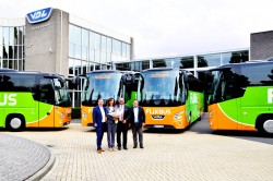 Busübergabe im VDL-Werk in Valkenswaard: V.l. Udo Diehl, Udo Diehl Reisen; Kristina Diehl, Udo Diehl Reisen; Rainer Molter, VDL Bus & Coach Deutschland GmbH;  Stefan Diehl, Udo Diehl Reisen (Foto: VDL Bus & Coach)