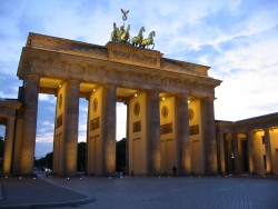 Brandenburger Tor in Berlin (Foto: Andreas Walgenbach / pixelio.com)