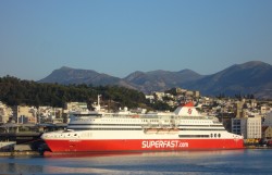 Fähre im Hafen von Patras (Foto: Konstantinos Dafalias / pixelio.de)