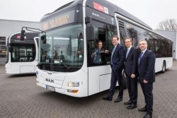 v.l.: Dr. Frank Kästner (STAWAG), Dr. Carsten Intra (MAN), Wolfsburgs Oberbürgermeister Klaus Mohrs und Timo Kaupert (WVG) Foto: MAN Truck & Bus