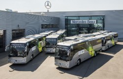 Mercedes-Benz-Busse transportieren die acht Turniermannschaften der UEFA U19 Europameisterschaft