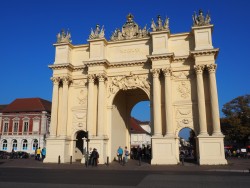 Das Brandenburger Tor in Potsdam (Foto: Petra Schmidt/pixelio)