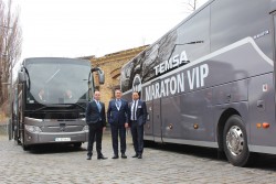 Bus-Übergabe bei Temsa: v.l.n.r..: Umut Kamay (GF Temsa Deutschland GmbH), Dincer Celik (CEO Temsa Global), Nurettin Cagman (GF Diamond Drive) (Foto: Temsa)