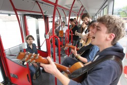 Da fährt Musik mit! Ab 29. Mai geben Student*innen des Theaters der Hochschule Konstanz dem Konstanzer Stadtbus eine Stimme. (Foto: HTWG Hochschule Konstanz)