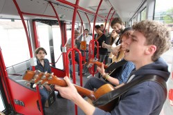 Da fährt Musik mit! Ab 29. Mai geben Student*innen des Theaters der Hochschule Konstanz dem Konstanzer Stadtbus eine Stimme. (Foto: HTWG Hochschule Konstanz)