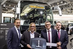 Bei der Übergabe des 7.500. MAN Lion's Coach (v.l.): Steffen Eimer, Regionalleiter Verkauf Bus, Lars Tscheschke, Betriebsleiter bei „Der Krostitzer“, Heiko Haumer, Vice President Sales Bus Regions & International Key Accounts, Peter Boche, Verkäufer