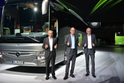 Tourismo-Präsentation in Brüssel: v.l.: Gustav Tuschen, Entwicklungschef Daimler Buses, Hartmut Schick, Leiter Daimler Buses, Ulrich Bastert, Leiter Marketing, Sales und Aftersales Daimler Buses (Foto: Bus Blickpunkt)