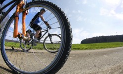 Fahrradfahrer auf einer Tour (Foto: Albrecht E. Arnold/pixelio)