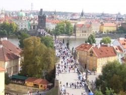 Blick auf die Karlsbrücke in Tschechien (Marco Görlich  / pixelio.de)