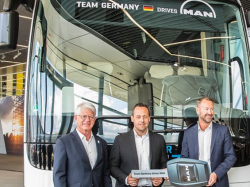 Übergabe: Björn Loose (MAN Truck & Bus) (r.), Franz Reindl (Präsident des DEB) (l.) und Eishockey-Bundestrainer Marco Sturm (M.). (Foto: MAN Truck & Bus)