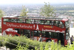 Roter Doppeldecker-Bus in Karlsruhe (Foto: KTG)
