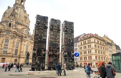 Mahnmal gegen Krieg –  Schrottbusse stehen jetzt vor dem Brandenburger Tor