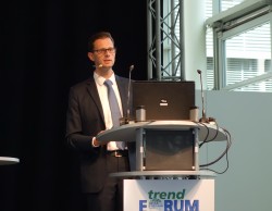 Versicherungsfachmann Florian Wäsch bei seinem Vortrag auf dem RDA Trendforum (Foto: Bus Blickpunkt)