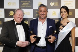 Hakan Enüstün (Mitte) erhält die World Travel Awards 2016 von Graham Cooke (links).