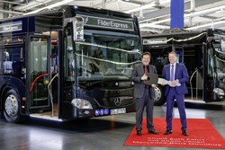 Erhard Kiesel, Geschäftsführer GR Omnibus GmbH, übernimmt von Rüdiger Kappel, Vertriebsleiter Mercedes-Benz Omnibusse, sechs Citaro G für den Filder Express (Foto: Daimler)
