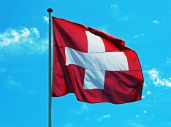 Schweizer Flagge (Foto: Andrea Damm/pixelio.de)