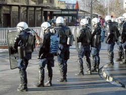 Polizisten im Einsatz (Foto: Hraban Ramm / pixelio.de)