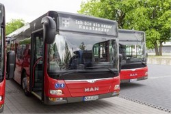 Vier MAN Lion’s City Solobusse als Zugfahrzeuge und drei Personenanhänger von Hess verstärken den ÖPNV in Konstanz (Foto: MAN)
