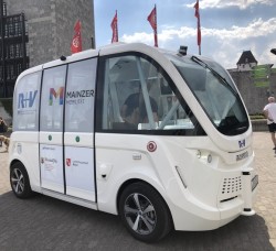Autonom fahrender Bus „Emma“ in Mainz unterwegs