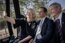 Berlins Regierender Bürgermeister Michael Müller (Mitte) mit IGA-Geschäftsführung Christoph Schmidt und Katharina Lohmann (ehem. Langsch), bei der ersten Probefahrt mit der Seilbahn (Foto: Dominik Butzmann)