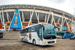 Ein MAN Lion’s Coach vor dem Omar Bongo Stadion in Libreville (Foto: MAN Truck & Bus)