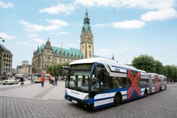 Hamburger Hochbahn: XXL-Bus vor dem Hamburger Rathaus (Foto: Hamburger Hochbahn)