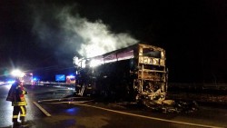 Löscharbeiten: Ein Fanbus des FCB brannte Samstagabend komplett aus. (Foto: Facebook Feuerwehr Schwerte – LZ Westhofen)