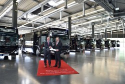 Jürgen Nachbar (links im Bild), Verkauf Mercedes-Benz Omnibusse Südwest, übergibt den symbolischen Schlüssel der neuen Citaro Flotte an Erhard Kiesel, Geschäftsführer GR Omnibus GmbH. (Foto: Daimler)
