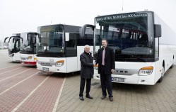 Bernd Mack, Markt Management Europa Setra (rechts), übergibt die 1000. Setra MultiClass business an Sergejs Zabavnikovs, Geschäftsführer Nordeka (Foto: Daimler AG)