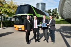 Auslieferung in der Autostadt: Ubben-Reisen übernimmt neuen Neoplan Skyliner