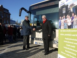 v.l.: Dirk Bergner, Geschäftsführer Kom-Bus mit Alexander Stucke, Iveco (Foto: Iveco Bus)