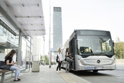 Den neuen Conecto gibt es in 12,13 Meter Länge sowie als 18,12 m langen Gelenkbus Conecto G (Foto: Daimler)