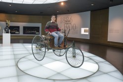 He Dingding ist der achtmillionste Besucher im Mercedes-Benz Museum (Foto: Daimler AG)