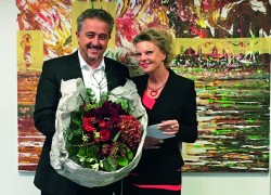 H&H-Geschäftsführer Hakan Enüstün bedankte sich bei Petra Meyer für die geleisteten Dienste (Foto: H&H Gruppenreisen)