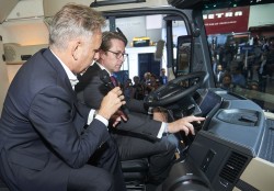 IAA: Bundesverkehrsminister Andreas Scheuer besucht Daimler-Messestand