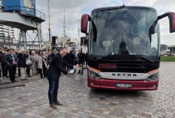 Busreiseveranstalter Döring lässt Bus in Bremerhaven taufen