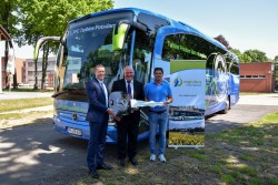 Rüdiger Kappel (Mercedes-Benz Omnibusse Deutschland) bei der Übergabe des neuen Travego Mannschaftsbusses an Hans-J. Hennig (Regiobus Potsdam Mittelmark GmbH) und Geschäftsführer des 1. FFC Turbine Potsdam Matthias Morak. (Foto: Daimler Buses)