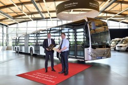 Busübergabe: Rüdiger Kappel (links), Leiter Vertrieb Deutschland sowie Behörden- und Flottengeschäft übergab den Capa-City an Stephan Hummert, Geschäftsführer Hummert GmbH & Co.KG. (Foto: Daimler Buses)