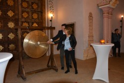Tina Behringer, VPR-Präsidentin, und Andreas Michael Casdorff,Geschäftsführer Zoo Hannover, eröffneten mit einem Gongschlag die Abendveranstaltung am ersten Veranstaltungstag im Prunksaal des Maharadschas(Foto: Bus Blickpunkt)