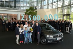 Die 2,5 Millionste Fahrzeugübergabe im Kunden-Center der Autostadt in 2016 (Foto: Leitzke, Matthias)