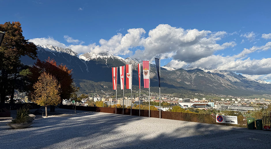 Blick auf die Tiroler Bergkulisse