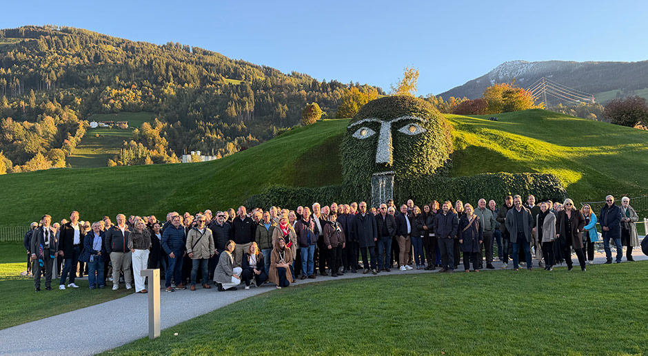Gruppenfoto vor dem Riesen der Swarovski Kristallwelten