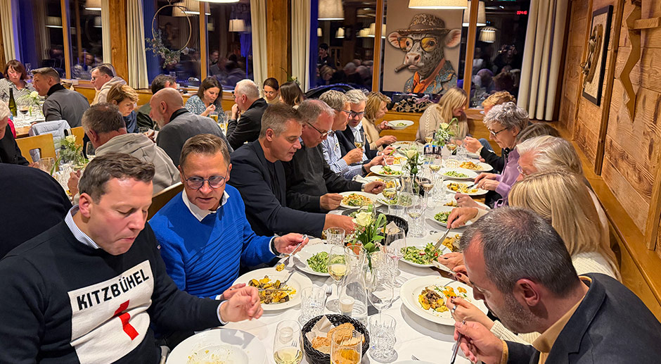 Teilnehmende der RDA-Jahrestagung beim gemeinsamen Essen auf der UALM
