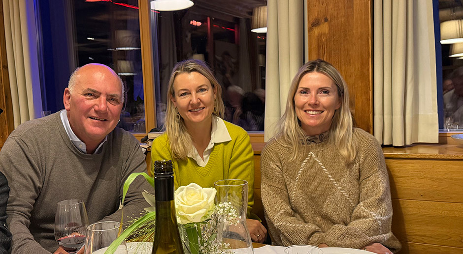 Hannes Staggl mit Anna Marx und Mirjam Schuy (r)